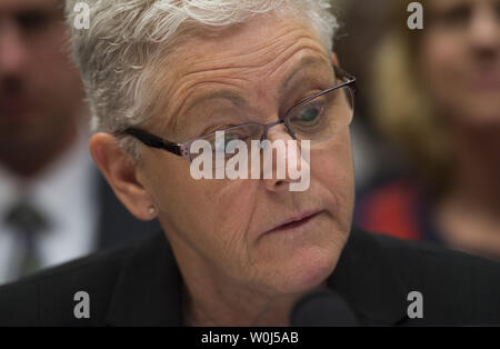 L'administrateur de l'EPA, Gina McCarthy témoigne à la Chambre sur la réforme de l'administration et de surveillance sur l'audience du Comité sur la protection de l'administration de l'Agence de la Loi sur l'eau potable à Flint, Michigan, sur la colline du Capitole à Washington DC, le 17 mars 2016. Photo par Molly Riley/UPI Banque D'Images