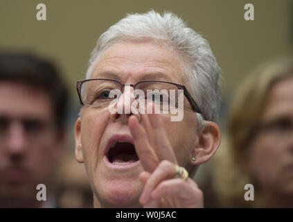 L'administrateur de l'EPA, Gina McCarthy témoigne à la Chambre sur la réforme de l'administration et de surveillance sur l'audience du Comité sur la protection de l'administration de l'Agence de la Loi sur l'eau potable à Flint, Michigan, sur la colline du Capitole à Washington DC, le 17 mars 2016. Photo par Molly Riley/UPI Banque D'Images