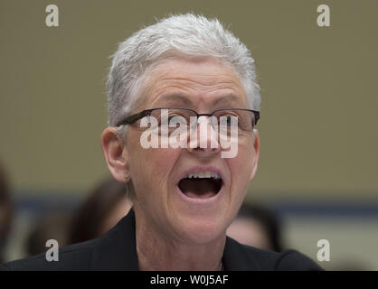 L'administrateur de l'EPA, Gina McCarthy témoigne à la Chambre sur la réforme de l'administration et de surveillance sur l'audience du Comité sur la protection de l'administration de l'Agence de la Loi sur l'eau potable à Flint, Michigan, sur la colline du Capitole à Washington DC, le 17 mars 2016. Photo par Molly Riley/UPI Banque D'Images