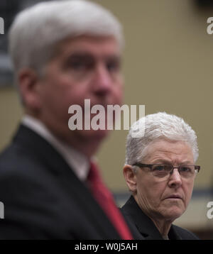 L'administrateur de l'EPA, Gina McCarthy témoigne à côté de gouverneur du Michigan, Rick Snyder à la Chambre de contrôle et de réforme du gouvernement sur les audiences du comité sur la protection de l'administration de l'Agence de la Loi sur l'eau potable à Flint, Michigan, sur la colline du Capitole à Washington DC, le 17 mars 2016. Photo par Molly Riley/UPI Banque D'Images