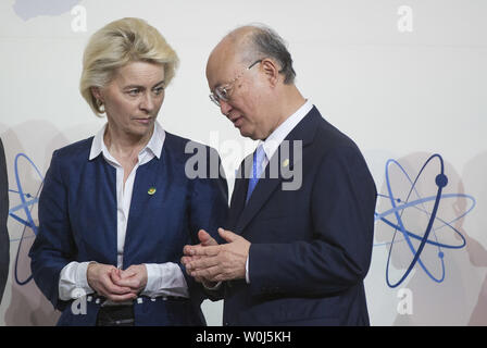 Ursula von der Leyen, ministre allemand de la Défense, parle avec Yukiya Amano, Directeur de l'Agence internationale de l'énergie atomique, au cours d'une photo de famille à la 2016 Sommet sur la sécurité nucléaire à Washington, D.C. le 1 avril 2016. Le Sommet réunit les dirigeants du monde entier pour aider à apporter des améliorations à la sécurité des matières nucléaires dans le monde entier. Photo par Kevin Dietsch/UPI Banque D'Images