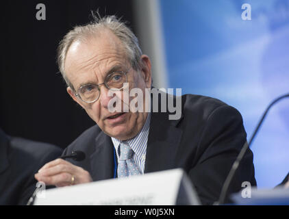 Le ministre des Finances italien Pier Carlo Padoan parle lors d'une conférence de presse sur l'annonce d'une action conjointe G5 contre la fraude fiscale et le blanchiment pendant les réunions de printemps du Fonds Monétaire International et le Groupe de la Banque mondiale à Washington, D.C. le 14 avril 2016. Photo par Kevin Dietsch/UPI Banque D'Images