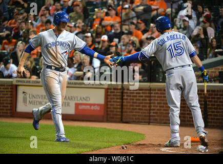 Blue Jays de Toronto Michael Saunders est félicité par Chris Colabello après avoir marqué d'un simple contre les Orioles de Baltimore dans la troisième manche à l'Oriole Park at Camden Yards de Baltimore, Maryland le 20 avril 2016. Photo par Kevin Dietsch/UPI Banque D'Images