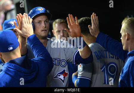 Blue Jays de Toronto Michael Saunders est félicité après avoir marqué d'un simple contre les Orioles de Baltimore dans la troisième manche à l'Oriole Park at Camden Yards de Baltimore, Maryland le 20 avril 2016. Photo par Kevin Dietsch/UPI Banque D'Images