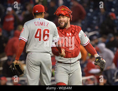 De baseball des Phillies de Philadelphie Jeanmar Gomez est félicité par catcher Cameron Rupp après les Phillies défait les nationaux ressortissants 3-0 à Park à Washington, D.C. le 28 avril 2016. Photo par Kevin Dietsch/UPI Banque D'Images