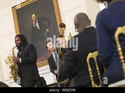 Les étudiants avec le Thelonious Monk Institute of Jazz à l'UCLA à effectuer un stage de jazz pour les élèves du secondaire organisé par la Première Dame Michelle Obama lors de la célébration de la Journée internationale du jazz à la Maison Blanche, à Washington D.C., le 29 avril 2016. Photo par Kevin Dietsch/UPI Banque D'Images