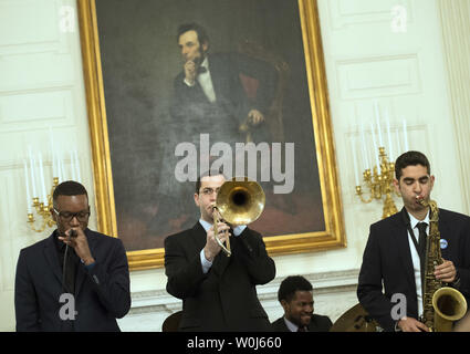 Les étudiants avec le Thelonious Monk Institute of Jazz à l'UCLA à effectuer un stage de jazz pour les élèves du secondaire organisé par la Première Dame Michelle Obama lors de la célébration de la Journée internationale du jazz à la Maison Blanche, à Washington D.C., le 29 avril 2016. Photo par Kevin Dietsch/UPI Banque D'Images