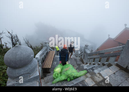 Sapa, Vietnam - Sep 08 2017 Personnel : man walking down avec escalier glissant grand sac poubelle pour laisser Banque D'Images