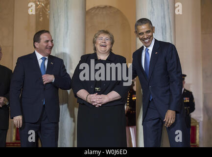 Le président Barack Obama (R) des blagues avec la Norvège Premier ministre Erna Solberg (C) et le Premier Ministre Suédois Stefan Lofven lors d'une cérémonie d'arrivée dans le Grand Hall de la Maison Blanche à Washington, D.C. le 13 mai 2016. Photo par Kevin Dietsch/UPI Banque D'Images