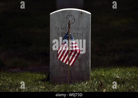 Un drapeau américain est vu placé à une pierre tombale dans le cadre de l'événement annuel pour Flags-In Memorial Day au cimetière national d'Arlington à Arlington, en Virginie, le 26 mai 2016. Les membres de la vieille garde placé un drapeau de l'Amérique à plus de 230 000 marques de sépulture à Arlington en l'honneur de la Nation des militaires tombés. La tradition a été menée depuis 1948. Photo par Kevin Dietsch/UPI Banque D'Images