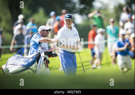 Golfeur sud-africain Ernie Els se présente la 9e fairway à CC du Congrès au cours de la ronde finale de la Quicken Loans National Golf Tournament à Bethesda, Maryland, le 26 juin 2016. Billy Hurley III, d'Annapolis, Maryland, tourné en 2 sous 69, dimanche, pour son premier tournoi gagner. Photo par Pete Marovich/UPI Banque D'Images