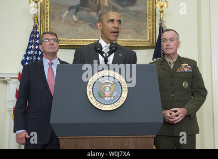 Le président Barack Obama, rejoint par le Secrétaire à la défense, Ash Carter (L) et président de l'état-major des armées le général Joseph Dunford Marin, annonce que les États-Unis vont laisser plus de troupes en Afghanistan que prévu jusqu'à la fin de l'année, dans la Roosevelt Room à la Maison Blanche, à Washington, D.C. le 6 juillet 2016. Obama a annoncé un tirage vers le bas des troupes à 8 400 d'ici la fin de son administration. Photo par Kevin Dietsch/UPI Banque D'Images