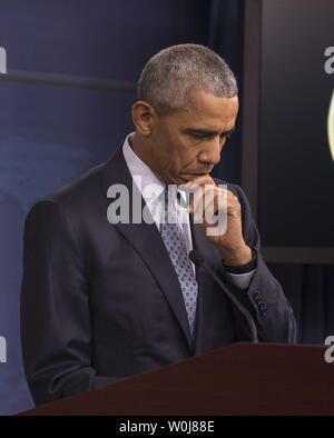 Le président Barack Obama fait une pause avant de répondre à une question lors d'une conférence de presse au Pentagone à Arlington, en Virginie, le 4 août 2016. Obama a discuté aux succès militaires contre ISIS tout en notant également la menace terroriste. Photo de Pat Benic/UPI Banque D'Images