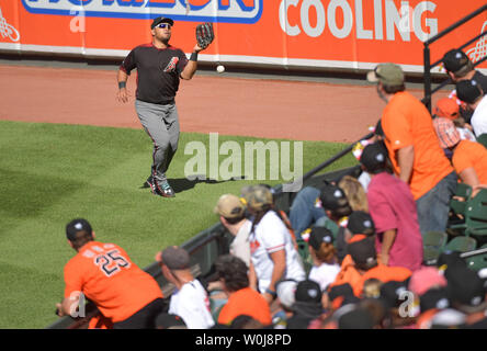 Droit Arizona Diamondbacks fielder Yasmany Tomas devient un hit pop-up par Baltimore Orioles catcher Caleb Joseph (36), l'octroi d'un triple, dans la cinquième manche à l'Oriole Park at Camden Yards de Baltimore, Maryland le 25 septembre 2016. Photo par Kevin Dietsch/UPI Banque D'Images