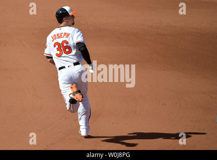 Baltimore Orioles catcher Caleb Joseph s'exécute à des tiers après Arizona Diamondbacks droit fielder Yasmany Tomas a laissé tomber sa fenêtre pop-up dans la cinquième manche à l'Oriole Park at Camden Yards de Baltimore, Maryland le 25 septembre 2016. Photo par Kevin Dietsch/UPI Banque D'Images