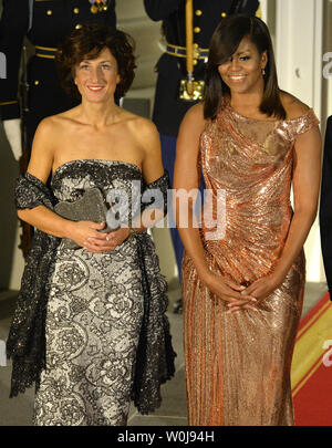 La Première Dame Michelle Obama (L) pose avec Agnese Landini, épouse du Premier Ministre Italien Matteo Renzi, comme elle arrive pour un dîner d'État à la Maison Blanche, 18 octobre 2016 à Washington, DC. Le dîner d'État sera le dernier de l'administration du Président Barack Obama. Photo de Mike Theiler/UPI Banque D'Images