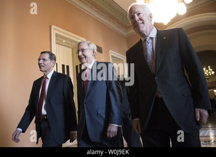 Le Sénat nouvellement élu chef de file républicains par la politique républicaine président Sénateur John Barrasso (R-TX) (L), Sénat chef républicain Mitch McConnell (R-KY) (C) la majorité au Sénat et John Cornyn Whip (R-TX), laisser le Sénat caucus républicain voix leadership au Capitole à Washington, D.C. le 16 novembre 2016. Photo par Kevin Dietsch/UPI Banque D'Images