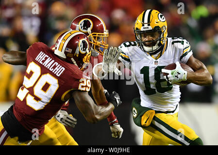 Green Bay Packers wide receiver Randall Cobb (18) va à l'encontre de la sécurité forte Redskins de Washington Duke Ihenacho (29) et Kendall évoluait Fuller (38) au deuxième trimestre à FedEx Field à Landover, Maryland le 20 novembre 2016. Banque D'Images