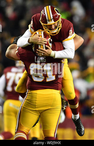 Redskins de Washington quarterback Kirk Cousins (8) célèbre avec les Redskins de Washington center Spencer Long (61) comme les Redskins de Washington jouer les Packers de Green Bay à FedEx Field à Landover, Maryland le 20 novembre 2016. Photo par Kevin Dietsch/UPI Banque D'Images
