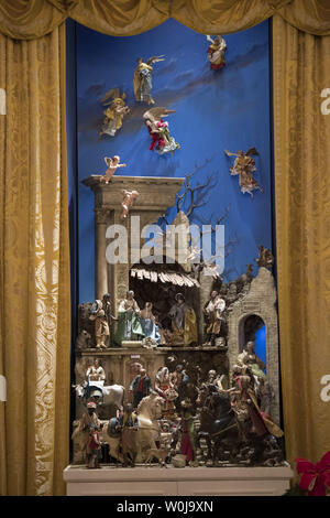 Des décorations de Noël sont vus dans l'east room de la Maison Blanche à Washington, D.C. le 29 novembre 2016. Photo par Kevin Dietsch/UPI Banque D'Images