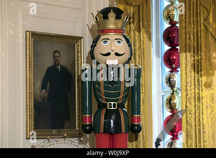 Des décorations de Noël sont vus dans l'east room de la Maison Blanche à Washington, D.C. le 29 novembre 2016. Photo par Kevin Dietsch/UPI Banque D'Images