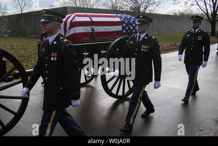 Un caisson porte le reste du personnel de l'Armée Le Sergent Kevin McEnroe lors de ses funérailles au cimetière national d'Arlington à Arlington, en Virginie, le 5 décembre 2016. McEnroe, et deux autres membres de service avec les Bérets verts du 5e Groupe des forces spéciales, ont été tués en Jordanie sous le feu lors de la saisie d'une base militaire jordanienne. Photo par Kevin Dietsch/UPI Banque D'Images