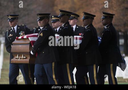 Une équipe de cercueil déplace le reste de l'Armée Le Sergent Kevin McEnroe lors de ses funérailles au cimetière national d'Arlington à Arlington, en Virginie, le 5 décembre 2016. McEnroe, et deux autres membres de service avec les Bérets verts du 5e Groupe des forces spéciales, ont été tués en Jordanie sous le feu lors de la saisie d'une base militaire jordanienne. Photo par Kevin Dietsch/UPI Banque D'Images