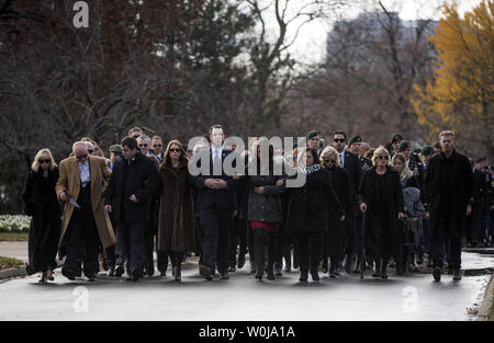 Les membres de la famille arrivent pour le service funéraire pour l'Armée Le Sergent Kevin McEnroe au cimetière national d'Arlington à Arlington, en Virginie, le 5 décembre 2016. McEnroe, et deux autres membres de service avec les Bérets verts du 5e Groupe des forces spéciales, ont été tués en Jordanie sous le feu lors de la saisie d'une base militaire jordanienne. Photo par Kevin Dietsch/UPI Banque D'Images