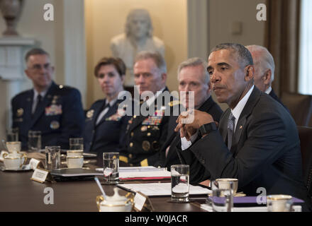 Le président Barack Obama parle aux médias qu'il rencontre avec les chefs d'état-major et les commandants de combat dans la salle du Cabinet à la Maison Blanche, à Washington, D.C. le 4 janvier 2017. Photo par Kevin Dietsch/UPI Banque D'Images