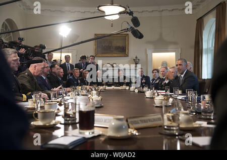 Le président Barack Obama parle aux médias qu'il rencontre avec les chefs d'état-major et les commandants de combat dans la salle du Cabinet à la Maison Blanche, à Washington, D.C. le 4 janvier 2017. Photo par Kevin Dietsch/UPI Banque D'Images