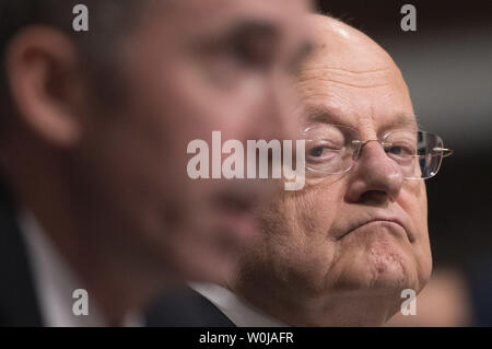Directeur national du renseignement James Clapper écoute sous-secrétaire de la Défense pour le renseignement Marcel J. Lettre témoigne lors d'une audience des forces armées du Sénat sur les cyber-menaces pour les États-Unis sur la colline du Capitole à Washington, D.C. le 5 janvier 2017. Photo par Kevin Dietsch/UPI Banque D'Images