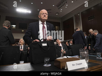 Directeur national du renseignement James Clapper arrive pour une audience des forces armées du Sénat sur les cyber-menaces pour les États-Unis sur la colline du Capitole à Washington, D.C. le 5 janvier 2017. Photo par Kevin Dietsch/UPI Banque D'Images