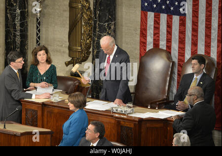 Le vice-président Joe Biden (R) Une protestation gavels étage comme il préside la procédure pour compter et valider les votes du collège électoral sur le plancher de la Chambre à la capitale américaine, le 6 janvier, 2017, à Washington, DC. La procédure, établie par la Constitution, a finalisé Donald J. Trump et Mike Pence que le président et le vice-président. Photo de Mike Theiler/UPI Banque D'Images