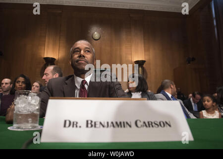 Ben Carson témoigne au cours de son Comité sénatorial des banques, du logement et des Affaires urbaines Comité Audience de confirmation pour être secrétaire de HUD dans la prochaine administration Trump, sur la colline du Capitole à Washington, D.C. le 12 janvier 2017. Photo par Kevin Dietsch/UPI Banque D'Images