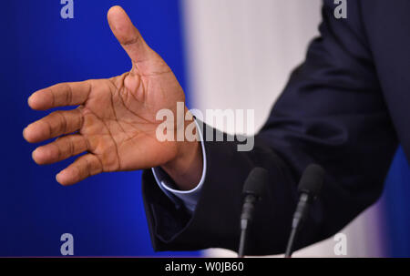 La main du président Barack Obama est vu comme il tient sa conférence de presse finale de son administration dans la Brady Press Briefing Room à la Maison Blanche, à Washington, D.C. le 18 janvier 2017. J'espère que Obama a parlé de la nouvelle administration mais parle en défense d'une presse libre et la nécessité de continuer les droits de vote. Photo par Kevin Dietsch/UPI Banque D'Images