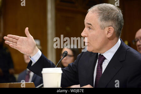 New York procureur général Scott Pruitt, désigné pour être le prochain administrateur de l'EPA, rend les commentaires faits pendant l'environnement du Sénat et des travaux publics des audiences de confirmation, sur la colline du Capitole, le 18 janvier 2017, à Washington, DC. Sur le panneau, les démocrates devraient étroitement question Pruitt le reniement du changement climatique et ses liens étroits avec le gaz et de l'industrie pétrolière. Photo de Mike Theiler/UPI Banque D'Images