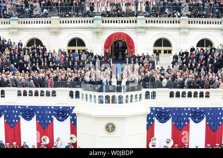 Le président Donald Trump prête le serment d'Office lors de son investiture le 20 janvier 2017 à Washington, D.C. Trump est devenu le 45e président des États-Unis. Photo de Pat Benic/UPI Banque D'Images