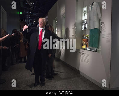 Le président Donald Trump parle aux médias qu'il visite l'exposition de Ben Carson, en visitant le Smithsonian National Museum of African American History & Culture à Washington, D.C. le 21 février 2017. Photo par Kevin Dietsch/UPI Banque D'Images