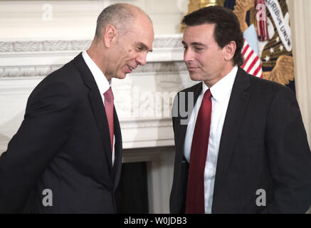 Mark Fields (R), Ford Motor Co, et Juan Luciano, Président d'Archer Daniels Midland Company, avant de parler de la fabrication d'un chef de la séance d'écoute avec le Président Donald Trump à la Maison Blanche, à Washington, D.C. le 23 février 2017. Le groupe a rencontré le président pour discuter d'un éventail de questions, y compris la création d'emploi, réforme fiscale et les effets économiques de l'immigration et de l'atout de la politique commerciale. Photo par Kevin Dietsch/UPI Banque D'Images