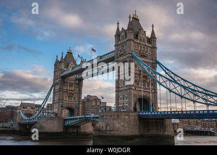 Londres, Angleterre, Décembre 10th, 2018 : Tower Bridge à Londres, au Royaume-Uni. Lever du soleil avec de beaux nuages. Symboles anglais Banque D'Images