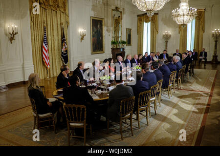 Le président Donald Trump fait l'allocution d'ouverture lors d'une réunion avec le whip adjoint de la Chambre des représentants dans l'équipe de l'East Room de la Maison Blanche à Washington, DC, le 7 mars 2017. Photo par Pete Marovich/UPI Banque D'Images