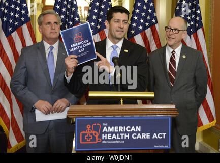 Chambre Le Président Paul Ryan (C) contient une copie de la nouvelle loi sur les soins de santé présenté par les Républicains, chef de la majorité comme Kevin McCarthy de Californie (L) et de l'Oregon Rempl. Greg Walden regardez sur, sur la colline du Capitole, le 7 mars 2017, à Washington, DC. Walden's House Energy and Commerce Commission commencera la loi pour remplacer l'Obamacare, aussi appelé Loi sur les soins abordables. Photo de Mike Theiler/UPI Banque D'Images