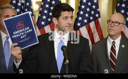 Chambre Le Président Paul Ryan (C) contient une copie de la nouvelle loi sur les soins de santé présenté par les Républicains, chef de la majorité comme Kevin McCarthy de Californie (L) et de l'Oregon Rempl. Greg Walden regardez sur, sur la colline du Capitole, le 7 mars 2017, à Washington, DC. Walden's House Energy and Commerce Commission commencera la loi pour remplacer l'Obamacare, aussi appelé Loi sur les soins abordables. Photo de Mike Theiler/UPI Banque D'Images