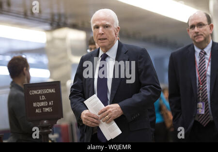 Le sénateur John McCain, R-AZ, promenades à travers les salles du Capitole à Washington, D.C. le 28 mars 2017. Photo par Kevin Dietsch/UPI Banque D'Images