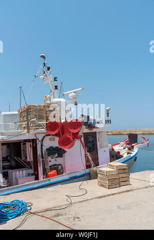 La Canée, Crète, Grèce, juin 2019. Un bateau de pêche commerciale de poissons à bord et à terre jalonnés de boîtes à Chania port de pêche, la Grèce. Banque D'Images