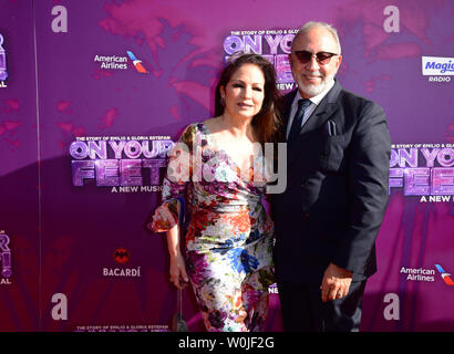 Gloria et Emilio Estefan arrivant pour la presse pour la nuit sur vos pieds ! Au London Coliseum, le centre de Londres. Banque D'Images