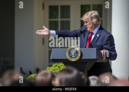 Le président Donald Trump reconnaît Maureen Scalia, épouse de l'ancien juge Antonin Scalia, lors d'une cérémonie d'assermenter Neil Gorsuch d'être un associé de la Cour Suprême de Justice dans le jardin de roses à la Maison Blanche le 10 avril 2017 à Washington, DC. Gorsuch a prêté serment en plus tôt le matin à la Cour suprême des États-Unis par le juge en chef John Roberts. La 113e est Gorsuch la justice dans l'histoire de la Cour suprême. Photo par Pete Marovich/UPI Banque D'Images