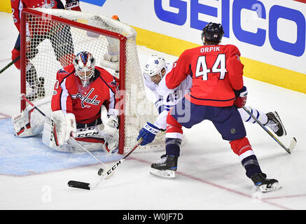 Le défenseur Brooks Orpik Capitals de Washington (44 blocs) Maple Leafs de Toronto Nazem Kadri centre (43) comme il tire sur le gardien Braden Holtby Les Capitals de Washington (70) dans la première période de jeu 1 de la finale de conférence de l'Est au Verizon Center à Washington, D.C. le 13 avril 2017. Photo par Kevin Dietsch/UPI Banque D'Images