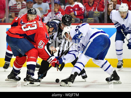 Les Capitals de Washington center Jay Beagle (83) et Toronto Maple Leafs center Tyler Bozak (42) lutte pour la rondelle dans la première période de la finale de conférence de l'Est au Verizon Center à Washington, D.C. le 13 avril 2017. Photo par Kevin Dietsch/UPI Banque D'Images