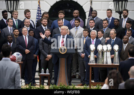 Le président Donald Trump se félicite de Super Bowl LI Champions les New England Patriots à la Maison Blanche à Washington, le 19 avril 2017. Au moins sept joueurs, y compris le quart-arrière Tom Brady, sauté la visite que vient le jour ex Patriot tight end s'est pendu en prison alors qu'il purge une peine de prison à vie pour meurtre. Photo par Kevin Dietsch/UPI Banque D'Images